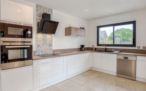 Villa Kerhostin: Eigendom, Kamer, Meubilair, Countertop, Keuken, Cabinetry, Gebouw, Interieur Ontwerp, Huis, Verdieping