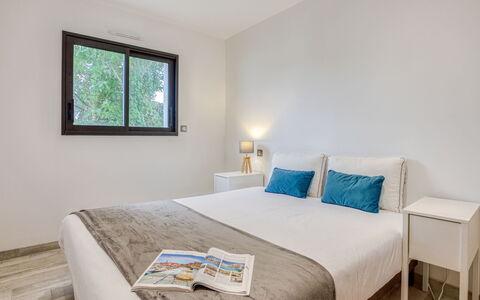 Villa Kerhostin: Slaapkamer, Meubilair, Kamer, Bed, Eigendom, Bed Frame, Laken, Interieur Ontwerp, Verdieping, Bedding