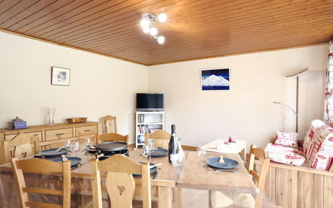 Le Nerey: Eigendom, Tafel, Venster, Hout, Interieur Ontwerp, Fotolijst, Gebouw, Verdieping, Flooring, Beits