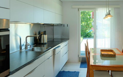 Hauswurz: Countertop, Keuken, Meubilair, Interieur Ontwerp, Flooring, Cabinetry, Toestel Van De Keuken, Wastafel, Verdieping, Hout