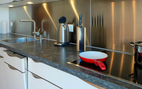 Hauswurz: Countertop, Keuken, Gootsteen, Loodgieterswerkinrichting, Interieur Ontwerp, Kraan, Wastafel, Loodgieter, Flooring, Toestel Van De Keuken