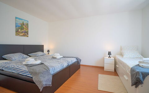 Erminia: Slaapkamer, Bed, Meubilair, Kamer, Eigendom, Laken, Verdieping, Bedding, Bed Frame, Interieur Ontwerp