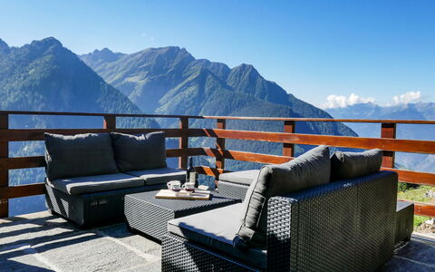 Rustico Catcüc: Blauw, Lucht, Eigendom, Berg, Meubilair, Kamer, Onroerend Goed, Dak, Tafel, Huis