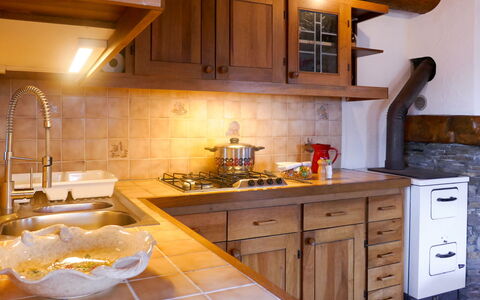 Rustico Catcüc: Countertop, Cabinetry, Keuken, Kamer, Meubilair, Eigendom, Interieur Ontwerp, Verdieping, Verlichting, Wastafel