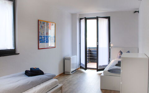 Fiorita: Kamer, Eigendom, Meubilair, Gebouw, Slaapkamer, Verdieping, Interieur Ontwerp, Bed, Huis, Daylighting