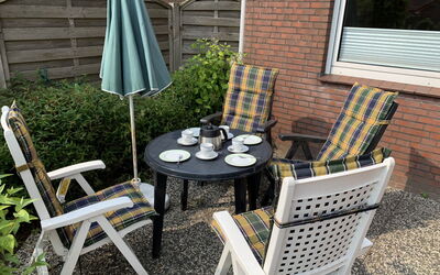 Norddeich 492: Meubilair, Eigendom, Tafel, Buitentafel, Stoel, Patio, Backyard, Kamer, Werf, Buitenmeubels