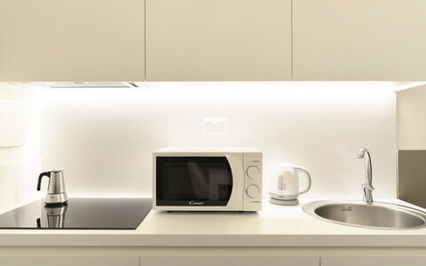 Florence 862: Wit, Eigendom, Kamer, Interieur Ontwerp, Meubilair, Wastafel, Muur, Countertop, Huis, Keuken