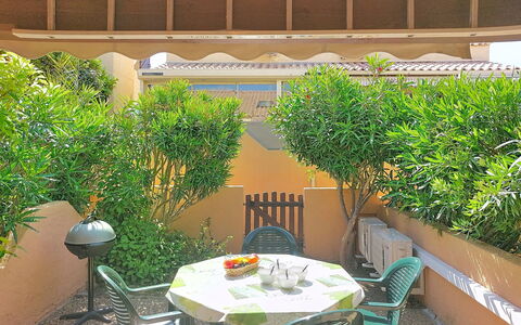 Les Villas sur la Colline: Tuin, Schaduw, Bloempot, Backyard, Buitenmeubels, Werf, Kamerplant, Landscaping, Binnenplaats, Stoel