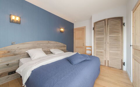Villa Sas: Slaapkamer, Bed, Meubilair, Kamer, Eigendom, Laken, Verdieping, Houten Vloer, Bedding, Muur