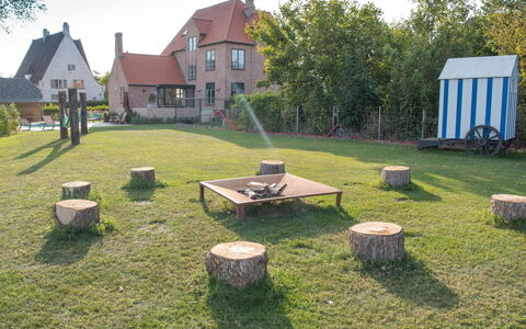 Villa Sas: Eigendom, Gras, Boom, Land Lot, Werf, Huis, Gazon, Backyard, Huis, Tuin