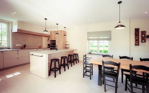 Villa Sas: Kamer, Eigendom, Meubilair, Interieur Ontwerp, Gebouw, Keuken, Verdieping, Plafond, Huis, Geel