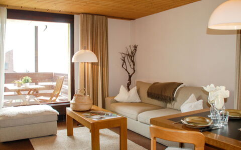 Panorama View 905: Kamer, Meubilair, Interieur Ontwerp, Eigendom, Woonkamer, Suite, Gebouw, Tafel, Verdieping, Koffietafel