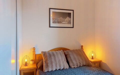 Les Terrasses du Corbier: Bed, Meubilair, Bedding, Interieur Ontwerp, Slaapkamer, Laken, Muur, Kamer, Verdieping, Linens