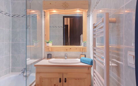 Les Terrasses du Corbier: Wastafel In De Badkamer, Interieur Ontwerp, Loodgieterswerkinrichting, Flooring, Wastafel, Badkamer, Hout, Verdieping, Kraan, Countertop