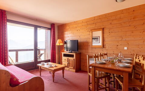 Les Terrasses du Corbier: Tafel, Meubilair, Gebouw, Eigendom, Venster, Blind Venster, Hout, Lade, Interieur Ontwerp, Woonkamer