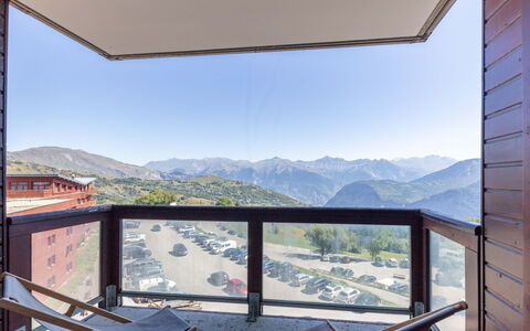 Les Terrasses du Corbier: Lucht, Eigendom, Dag, Gebouw, Venster, Berg, Schaduw, Hout, Interieur Ontwerp, Vegetation