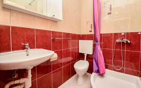 Trogir 182: Badkamer, Eigendom, Kamer, Purper, Roze, Tegel, Kraan, Muur, Interieur Ontwerp, Loodgieterswerkinrichting