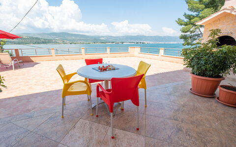 Trogir 182: Water, Tafel, Lucht, Wolk, Meubilair, Fabriek, Eigendom, Stoel, Azure, Buitentafel