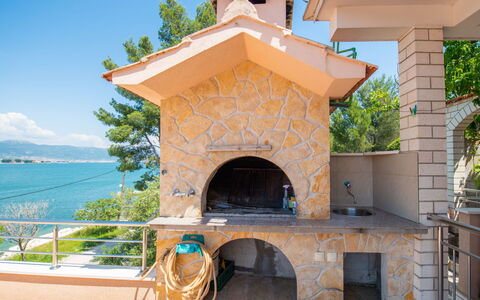 Trogir 182: Lucht, Water, Gebouw, Azure, Boom, Architectuur, Hout, Dak, Vrije Tijd, Verblijf