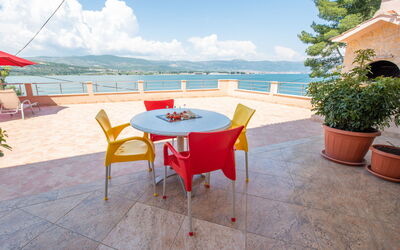 Trogir 182: Water, Tafel, Lucht, Wolk, Meubilair, Fabriek, Eigendom, Stoel, Azure, Buitentafel