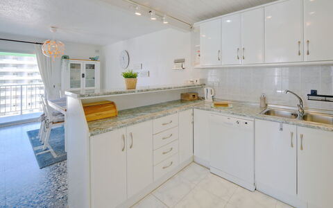 Calpe Calp 472: Cabinetry, Countertop, Wastafel, Gootsteen, Meubilair, Keuken, Kraan, Lade, Interieur Ontwerp, Flooring