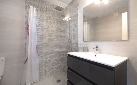 Calpe Calp 472: Badkamer, Eigendom, Kamer, Tegel, Interieur Ontwerp, Muur, Verdieping, Architectuur, Badkamer Accessoire, Kraan