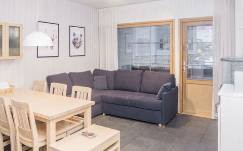 Rukatonttu D 15: Meubilair, Interieur Ontwerp, Flooring, Verdieping, Bankstel, Hout, Kamer, Plafond, Woonkamer, Tafel