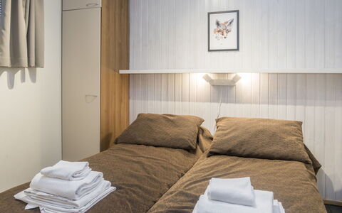 Rukatonttu D 15: Bed, Slaapkamer, Laken, Interieur Ontwerp, Bedding, Hout, Verdieping, Flooring, Meubilair, Plafond