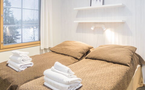 Rukatonttu D 15: Bed, Slaapkamer, Interieur Ontwerp, Verdieping, Laken, Muur, Bedding, Hout, Flooring, Meubilair