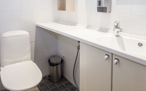 Rukatonttu D 15: Badkamer, Loodgieterswerkinrichting, Wc Bril, Muur, Flooring, Wastafel In De Badkamer, Verdieping, Toilet, Wastafel, Interieur Ontwerp