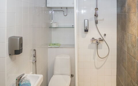 Rukatonttu D 15: Badkamer, Wc Bril, Loodgieterswerkinrichting, Toilet, Muur, Flooring, Interieur Ontwerp, Douchekop, Verdieping, Wastafel In De Badkamer