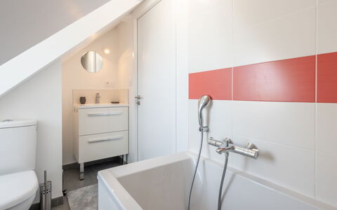 Villa Ostréa: Badkamer, Kamer, Eigendom, Kraan, Interieur Ontwerp, Tegel, Muur, Architectuur, Plafond, Huis