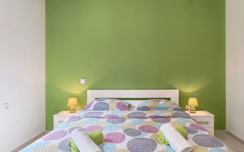 Villa Aniva: Kamer, Slaapkamer, Meubilair, Groen, Laken, Interieur Ontwerp, Eigendom, Purper, Bed, Muur
