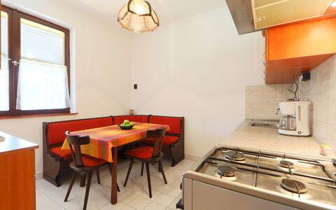 Akazie: Meubilair, Eigendom, Venster, Cabinetry, Tafel, Gasfornuis, Uitlaatpijp, Hout, Stoel, Oranje