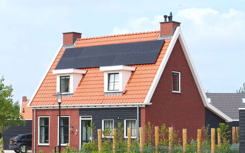 Ganuenta: Fabriek, Lucht, Wolk, Eigendom, Venster, Gebouw, Huis, Hout, Land Lot, Verblijf