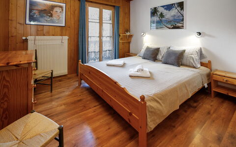 Les Diablerets 600: Hout, Meubilair, Slaapkamer, Verdieping, Interieur Ontwerp, Flooring, Bed, Laken, Plafond, Bed Frame