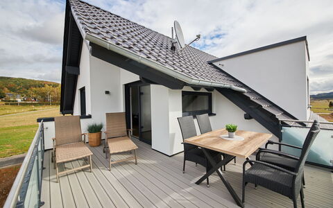 Attendorn 110: Fabriek, Meubilair, Plantengemeenschap, Lucht, Schaduw, Tafel, Stoel, Buitenmeubels, Boom, Natuurlijk Landschap