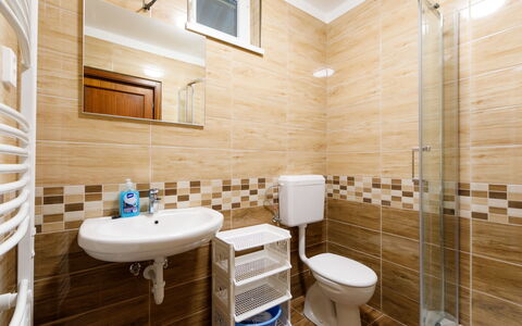 Balatonszemes 636: Eigendom, Loodgieterswerkinrichting, Wastafel, Badkamer, Verlichting, Purper, Architectuur, Interieur Ontwerp, Toilet, Verdieping