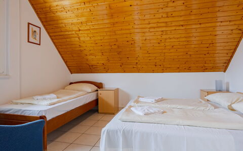 Balatonszemes 636: Hardwood, Hotel, Beits, Eco Hotel, Villa, Slaapkamer, Veranda, Bedding
