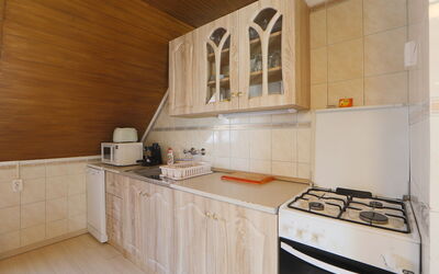 Moni 2 636.2: Eigendom, Kamer, Keuken, Countertop, Cabinetry, Meubilair, Gebouw, Interieur Ontwerp, Tegel, Fornuis