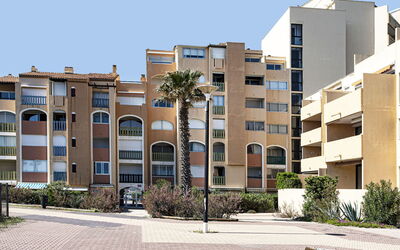 Le Barcarès 260: Water, Lucht, Gebouw, Fabriek, Eigendom, Blauw, Venster, Azure, Zwembad, Boom