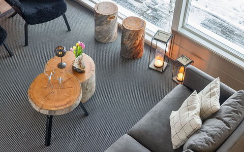 Loma-Saaga 3: Meubilair, Hout, Interieur Ontwerp, Tafel, Flooring, Verdieping, Verlichting, Stoel, Woonkamer, Koffietafel