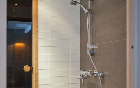 Loma-Saaga 3: Muur, Loodgieterswerkinrichting, Badkamer, Douchekop, Flooring, Interieur Ontwerp, Douche, Loodgieter, Douchestang, Verdieping