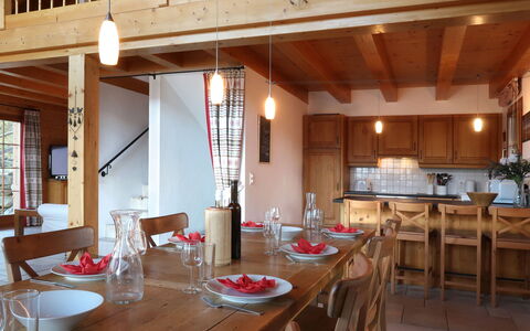 Altamira: Gebouw, Kamer, Eigendom, Restaurant, Meubilair, Interieur Ontwerp, Eetkamer, Tafel, Straal