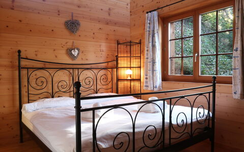 Altamira: Bed, Meubilair, Kamer, Slaapkamer, Bed Frame, Eigendom, Interieur Ontwerp, Laken, Verdieping, Gebouw