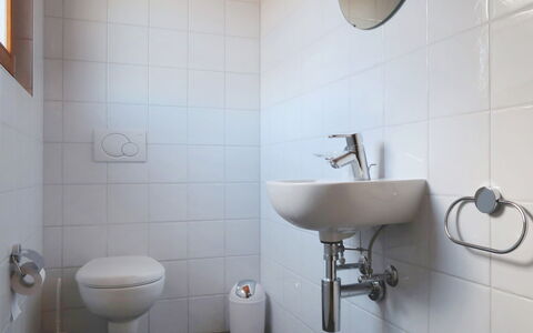 Altamira: Eigendom, Kraan, Badkamer, Loodgieterswerkinrichting, Purper, Zwart, Wastafel, Wastafel In De Badkamer, Toilet, Wc Bril