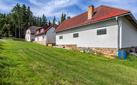 Jelemek: Lucht, Wolk, Fabriek, Gebouw, Venster, Boom, Huis, Natuurlijk Landschap, Land Lot, Hout