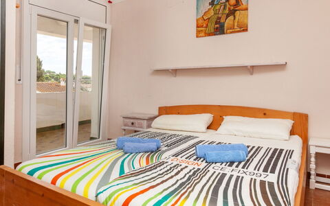 Higea: Slaapkamer, Bed, Meubilair, Kamer, Laken, Eigendom, Bed Frame, Bedding, Interieur Ontwerp, Matras