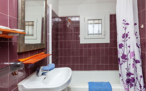 Higea: Badkamer, Kamer, Purper, Eigendom, Tegel, Interieur Ontwerp, Muur, Gebouw, Huis, Wastafel