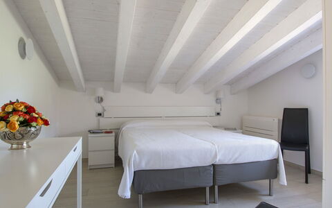 La Rocchetta: Slaapkamer, Bed, Kamer, Meubilair, Eigendom, Plafond, Interieur Ontwerp, Bed Frame, Muur, Bedding
